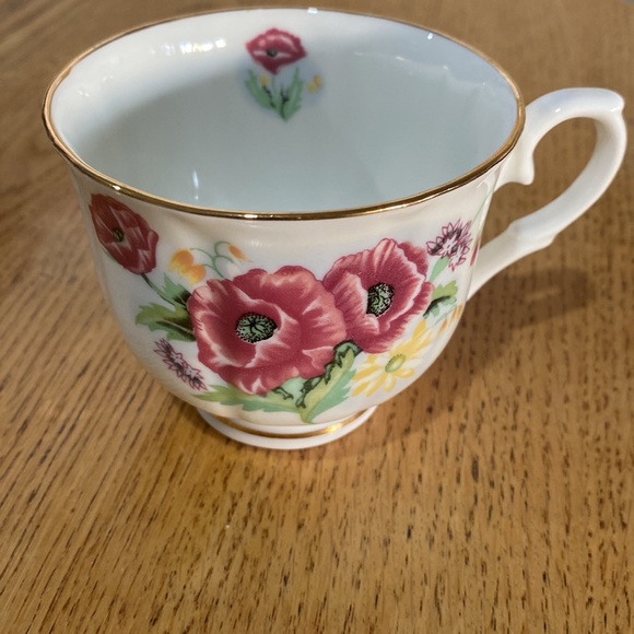 Crown Ceramics Ltd. India Fine bone China Teacup and saucer. Floral w gold trim - Picture 5 of 10